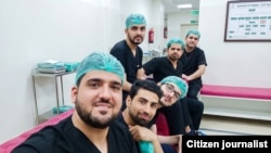 پاکستان ـ افغان طبي محصلان د عملي زده‌کړو پر مهال په یوه روغتیايي مرکز کې د انځور لپاره ولاړ دي.

