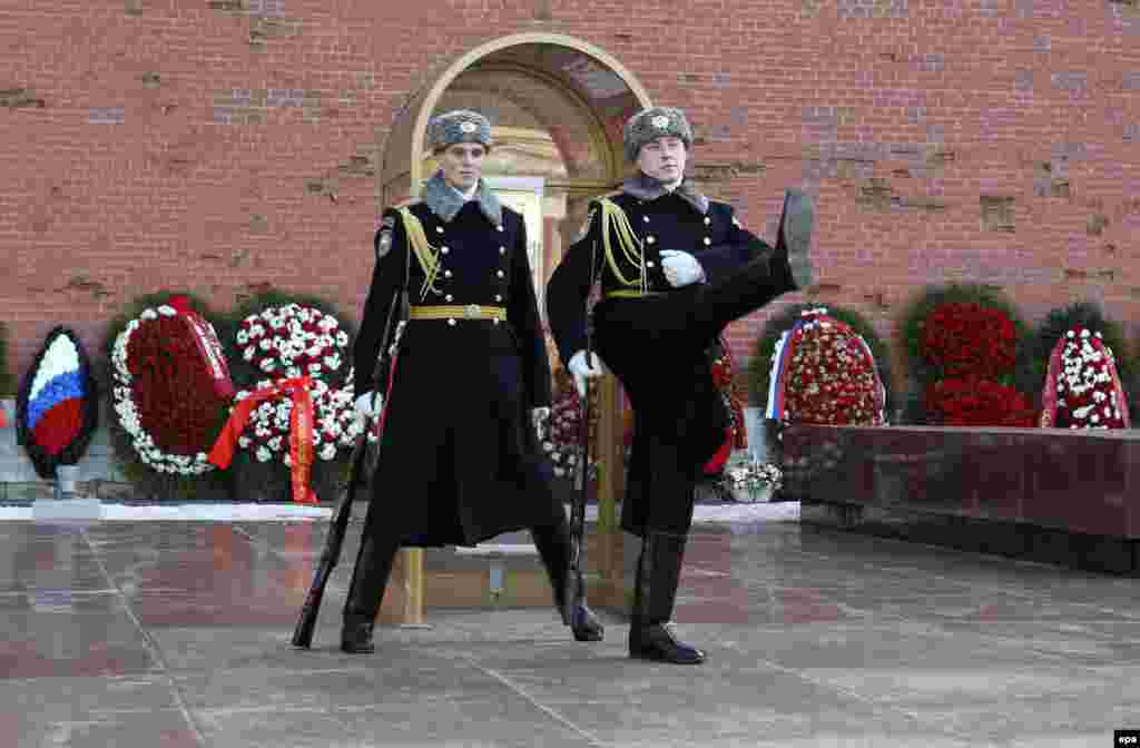 Changing of the honor guard at the tomb of the Unknown Soldier near the Kremlin wall in Moscow on February 25. (epa/Barbara Walton)