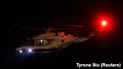 Хеликоптер пренесува спасени ученици од пештерата во Талјанд. 