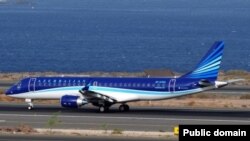 Самолёт Embraer ERJ 190-100 Азербайджанских авиалиний. Иллюстративное фото.