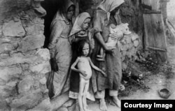 A starving family in the village of Asekeyevo, in present-day Tatarstan, in 1921.