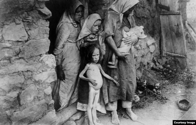 Një familje e prekur nga uria në fshatin Asekeyevo, në Tatarstanin e sotëm, më 1921.