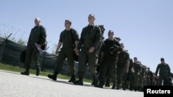 Австрійські вояки в рамках місії НАТО KFOR прибувають на летовище Діяковіца в Косово (ілюстраційне фото)