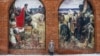 Женщина перед стеной коломенского Кремля с картиной, на которой изображен Дмитрий Донской