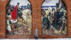 Женщина перед стеной коломенского Кремля с картиной, на которой изображен Дмитрий Донской