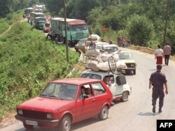 Konvoj srpskih izbjeglica iz Knina čeka da prijeđe bosansko-srpsku i jugoslavensku granicu u blizini grada Rača u istočnoj Bosni, otprilike 130 km zapadno od Beograda, 6. kolovoza 1995. godine
