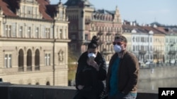 Туристы в защитных масках. Иллюстративное фото.