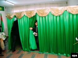 Избирательный участок. Архивное изображение. 11 февраля 2007 г. Ашхабад