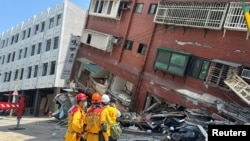 Zjarrfikësit punojnë pranë një ndërtese të goditur nga tërmeti në Hualien të Tajvanit. 3 prill 2024.
