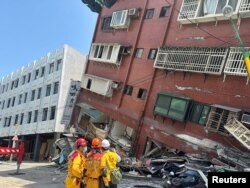 Vatrogasci rade na mjestu gdje se nakon zemljotresa srušila zgrada. Hualijen, 3. aprila 2024.