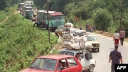 Konvoj srpskih izbeglica iz Knina čeka da pređe bosansko-jugoslavensku granicu u blizini grada Rače u istočnoj Bosni, 6. avtusta 1995.