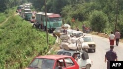 Konvoj izbjeglih Srba iz Hrvatske čeka da pređe granicu kod istočnog bosanskog grada Rača, oko 130 km zapadno od Beograda , 06. avgust 1995.