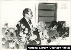 მიხაკებით გაფორმებული მაგიდა შეხვედრის დრო