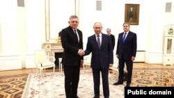 Takimi mes presidentit rus, Vladimir Putin dhe kryeministrit të Sllovakisë, Robert Fico.