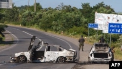 Згорілі автомобілі на місці стрілянини в Мукачеві. 11 липня 2015 року