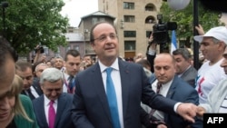 Armenia -- French president Francois Hollande (C) shakes hands with wellwishers as he arrives to inaugurate with Armenian President the Square Missak Manouchian, on May 13, 2014 in Yerevan.