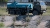 Автоцистерна во время забора воды в пруду села Константиновка Симферопольского района, август 2020 года (иллюстрационное фото)