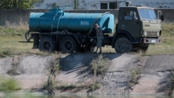 Автоцистерна во время забора воды в пруду села Константиновка Симферопольского района, 24 августа 2020 года