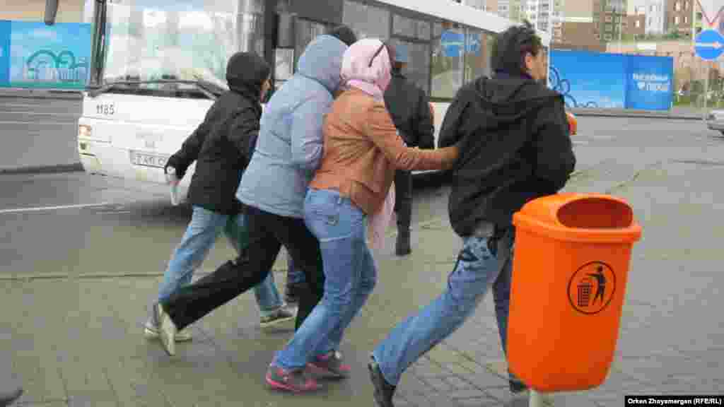Некоторые из собравшихся бегут от полицейских. Астана, 22 мая 2013 года.