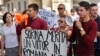 Proteste la Craiova împotriva adopției Sorinei de către familia de români stabilită în SUA.