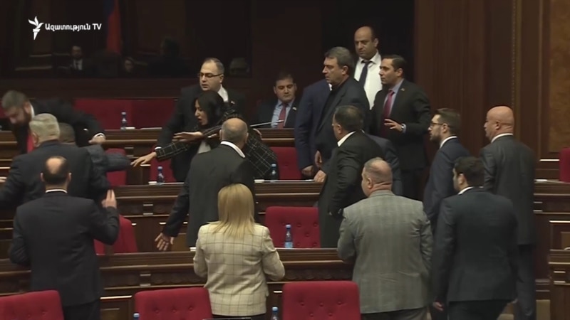 Во время обсуждения законопроекта о борьбе с «ворами в законе» в парламенте произошла словесная перепалка