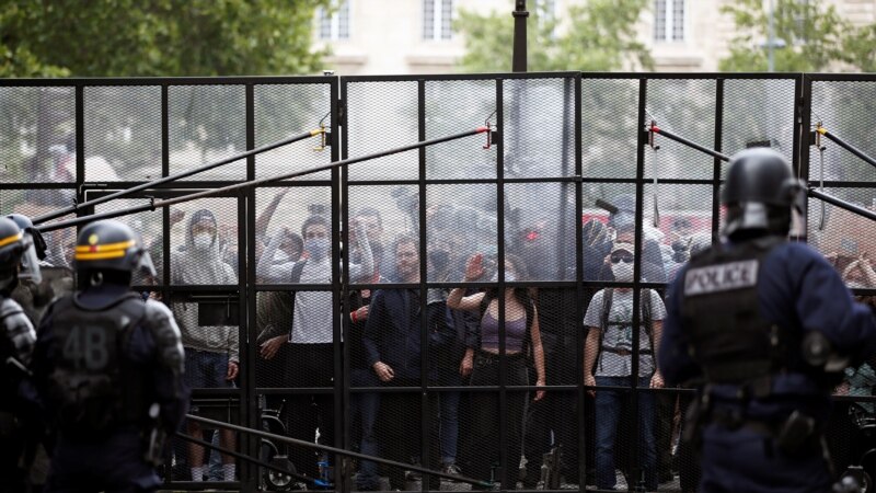 Policija suzavcem rasterala demonstrante u Parizu