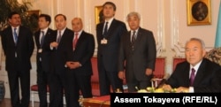 Қазақстан президенті Нұрсұлтан Назарбаев (оң жақта) және қазақстандық үкімет шенеуніктері. Прага, 23 қазан 2012 жыл.