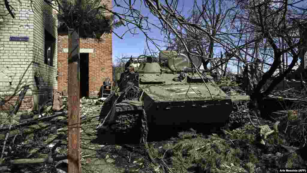 УКРАИНА -&nbsp;Украинската војска соопшти дека руските сили започнале контранапади околу Харкив во обид да го вратат изгубениот терен откако биле вратени на границата, откако рускиот командант на елитната тенковска единица, наводно, бил суспендиран поради неговиот неуспех да го освои вториот по големина украински град.