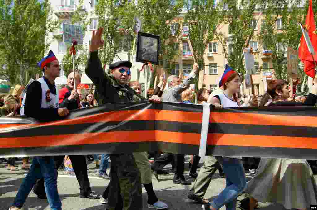 Учасники параду до Дня перемоги на центральних вулицях окупованого Донецька, 9 травня 2016 року