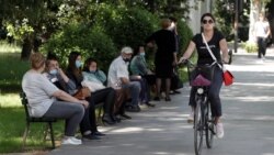 Черногория астанасының көшесіндегі адамдар. Подгорица, 25 мамыр 2020 жыл.
