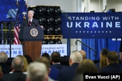 Президент США Джо Байден виступає з промовою про військову допомогу Україні під час візиту на збройний завод Lockheed Martin, на якому виробляють протитанкові ракети Javelin. Трой, штат Алабама, 3 травня 2022 року