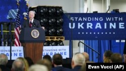  Президент США Джо Байден выступает на заводе Lockheed Martin в Алабаме, где производятся ракетные комплексы Javelin, предоставляемые Украине. 3 мая 2022 года.