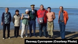 Нанайские рыбаки с представителем местной казачьей дружины. 2010 год
