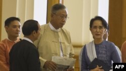 وین مینت، رئیس‌جمهور سابق میانمار(وسط)