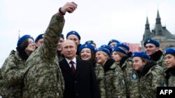 Владимир Путин с участниками шествия 4 ноября