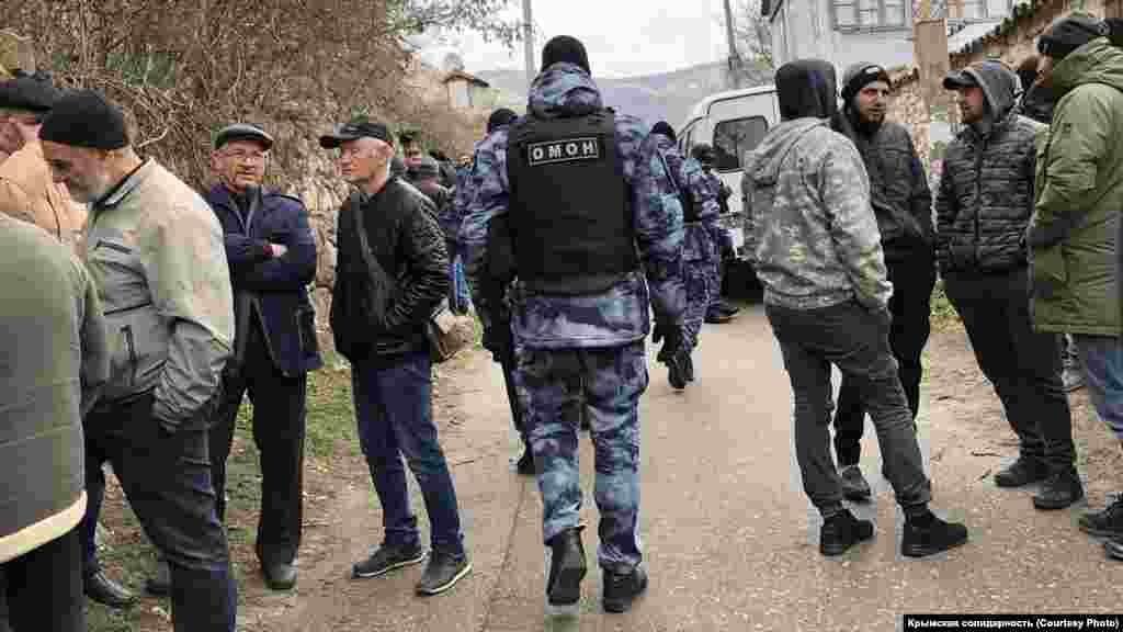 В Бахчисарайском районе с самого утра продолжаются обыски у крымских татар. Российские силовики пришли по меньшей мере в шесть домов, часть обыскиваемых задержали