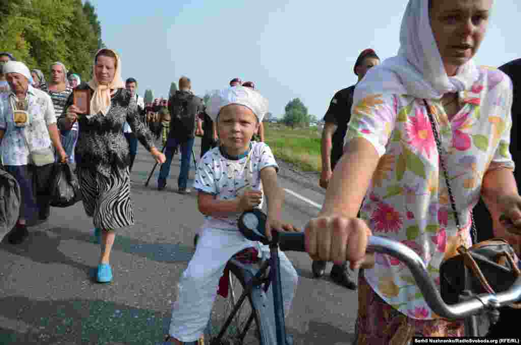 У колоні вірян були і діти з батьками