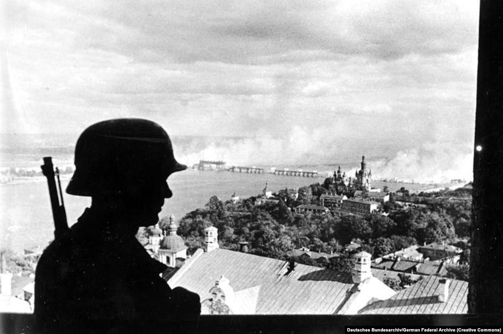 Un soldato nazista nel campanile della Grande Lavra a Kiev nel settembre 1941. Sullo sfondo si può vedere un ponte sul fiume Dnepr in fiamme.   