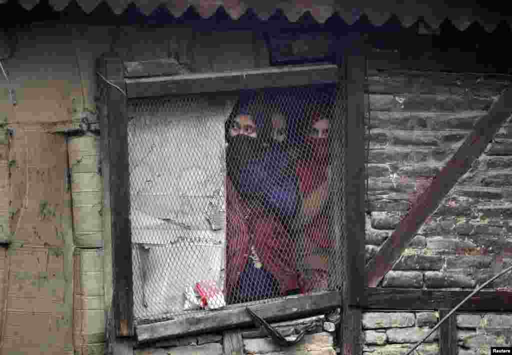 Kashmiri Muslim women watch&nbsp;a Muharram procession a day before Ashura in Srinagar. (Reuters/Danish Ismail) 