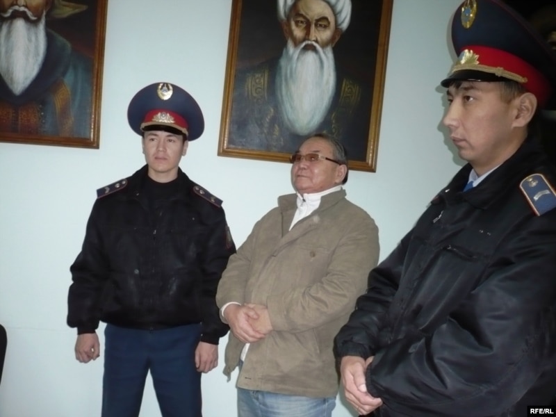 Писатель Алпамыс Бектурганов слушает свой третий приговор в суде. Уральск, 8 октября 2009 года.