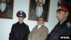 Алпамыс Бектурганов, осужденный бывший советник областного акима, слушает свой третий приговор. Уральск, 8 октября 2009 года.