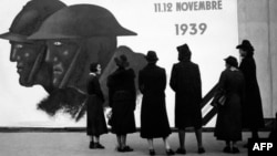 Женщины у плаката о предстоящих франко-британских днях в знак солидарности с солдатами, участвующими во Второй мировой войне. Ноябрь, 1939 года, Франция
