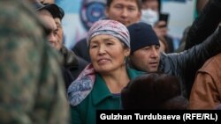 Аскердик ант берүү салтанаты учурунда уулун көрүп сүйүнүп жаткан апа. Бишкек, 2018-жыл. 