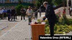 Valeriu Cerba înmînînd decorații la comemorarea de la Varnița