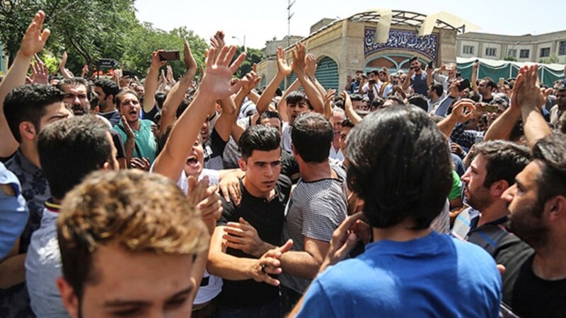 په ایران کې مظاهره کوونکي له پولیسو سره په شخړه اوښتي