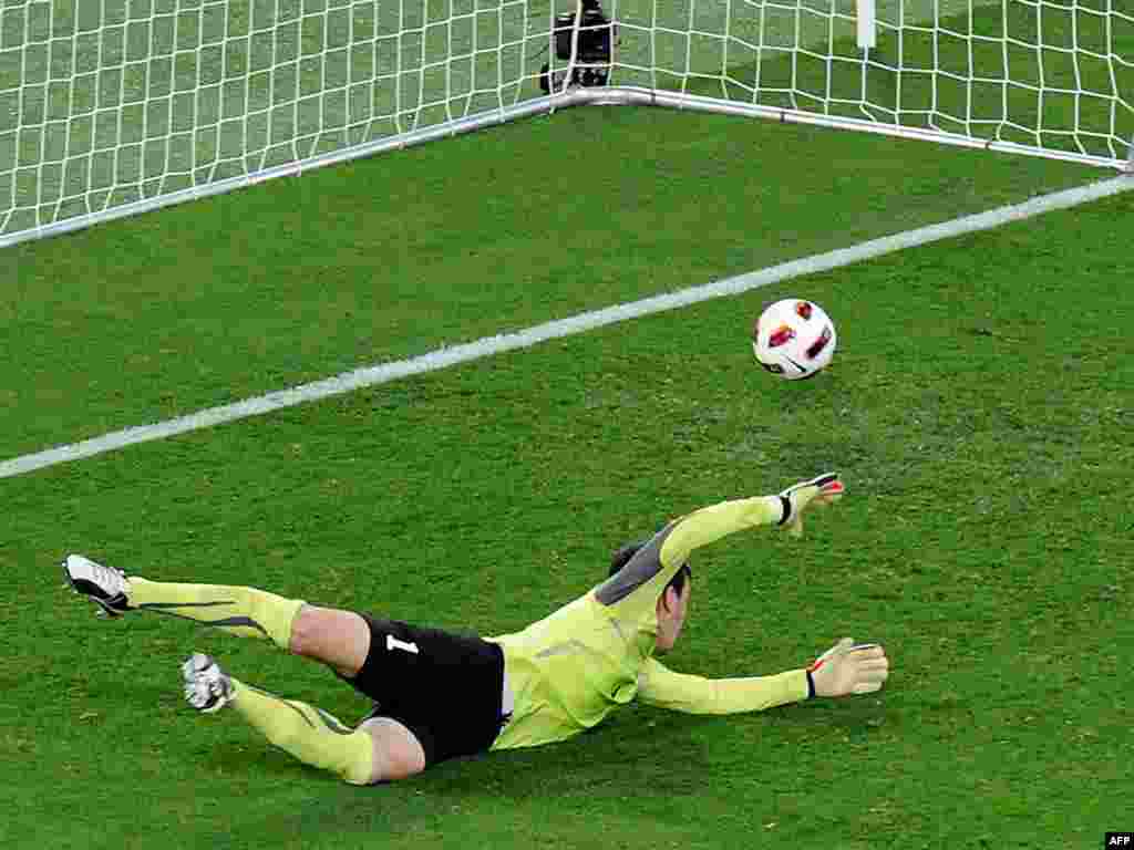 Qatar -- Uzbek goalkeeper Temur Juarev concedes at the 2011 Asian Cup semi-final football match in Doha, 25Jan2011 - QATAR, Doha : Uzbekistan's goalkeeper Temur Juarev (top) concedes a goal to Australia's midfielder during their 2011 Asian Cup semi-final football match at Khalifa Stadium in the Qatari capital Doha on January 25, 2011. AFP PHOTO / PORNCHAI KITTIWONGSAKUL