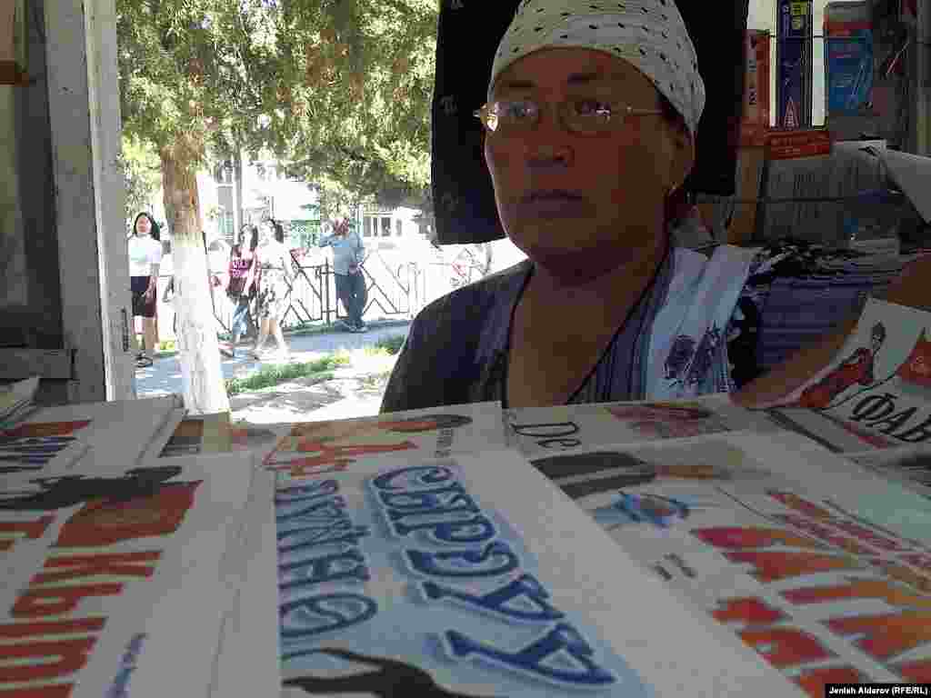 Гульмира продает газеты уже 21 год. Только три года назад ей удалось купить киоск, раньше она продавала газеты под открытым небом.&nbsp;