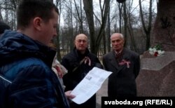 Віцебскія актывісты чытаюць віншаваньне ад Івонкі Сурвілы