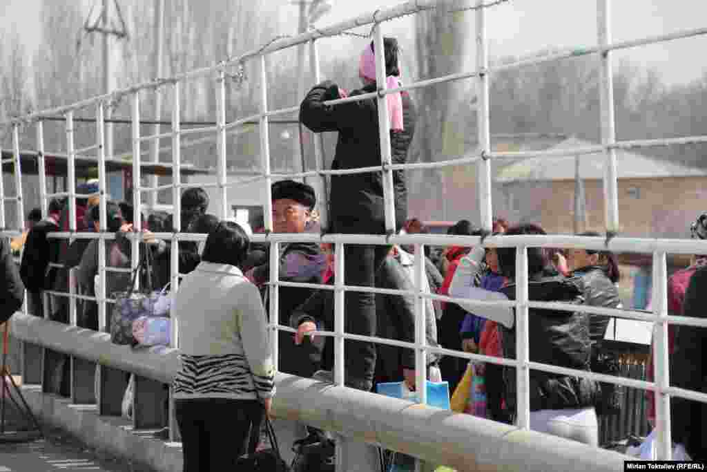 Kyrgyzstan - Kyrgyz-Kazakh Ak jol border, Kazakhstan, migrants, 23Mar2012