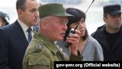 Dmitri Zelenkov, în timpul unor aplicații comune cu „armata transnistreană”